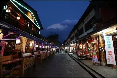 二中附近民盘彩运盛行，多重旅行街头的独特风情，二中周边彩运盛行，街头风情独特之旅