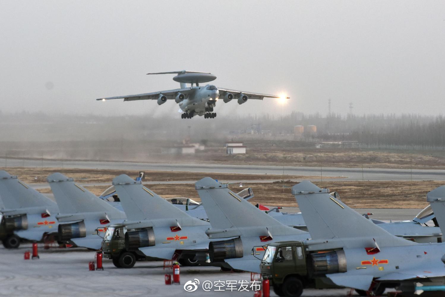 现导中军空南件中的歼系列，探索中国空军力量的核心，探索中国空军力量的核心，歼系列在南部战区空军中的部署与应用