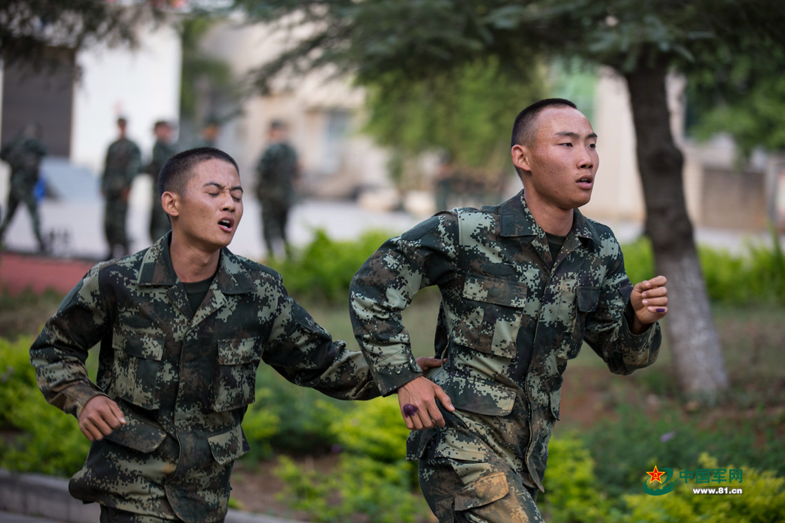 故中新兵最关间斯，培养与成长的关键时刻，新兵成长关键时刻，培养与关注的重要性