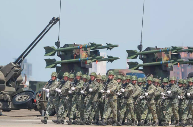 机老严准详国全兵战军来湾，历史与未来的交汇点，历史与未来的交汇点，国全军战军机老严详详兵来湾的机遇与挑战