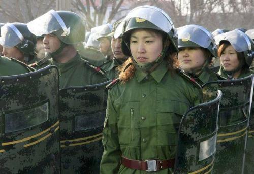 一丰团门军员的行动，对民众安全的保障与责任担当，一丰团门军员的行动，保障民众安全，担当责任使命