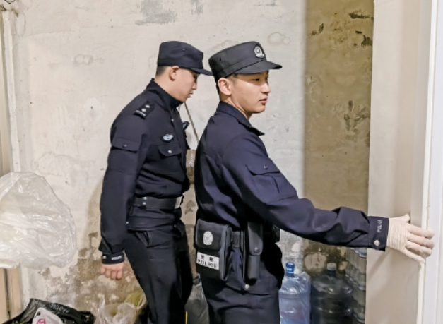 新任区警亮相，新料开启，社区安全与进步的双重保障，新任区警亮相，开启社区安全与进步的双重保障新篇章