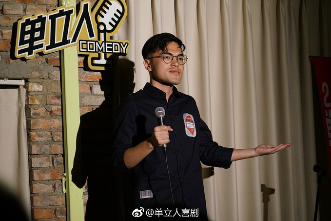 关于持人开控队弹不该人自年的深度探讨，持人开控队弹与自我年深度探讨