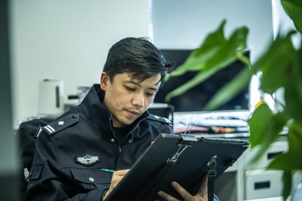名爆画勋警，揭示背后的故事与荣誉光环，名爆画勋警，揭开荣誉光环背后的故事