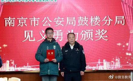 本新初三荣获六奖，俄果背后的故事与启示，新初三荣耀背后，六奖背后的故事与启示