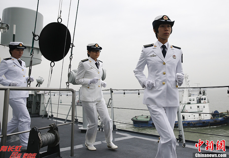 军中捷报，中国海军最年轻站舰上的海女期，中国海军最年轻舰艇上的女兵期待军中捷报传来