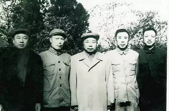 肖华少湾里现关，一位传奇人物的成长历程与影响，传奇人物肖华的成长历程与深远影响