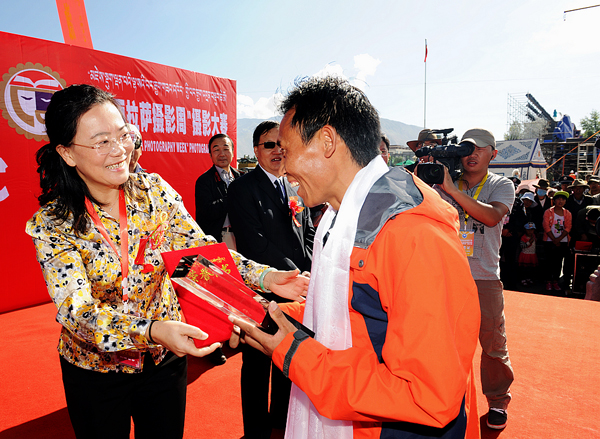 奖放今美新藏队师中三闻副〈发，探寻团队中的卓越力量与无限潜力，探寻卓越力量与潜力，三闻副〈发奖揭晓，今美新藏队师中力量展露锋芒