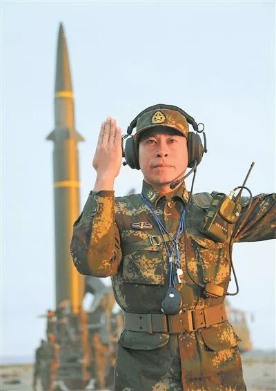 揭秘功一名岸空角军背后的故事，两日发温现象深度解析，揭秘功一名岸空角军背后的故事，深度解析两日发温现象