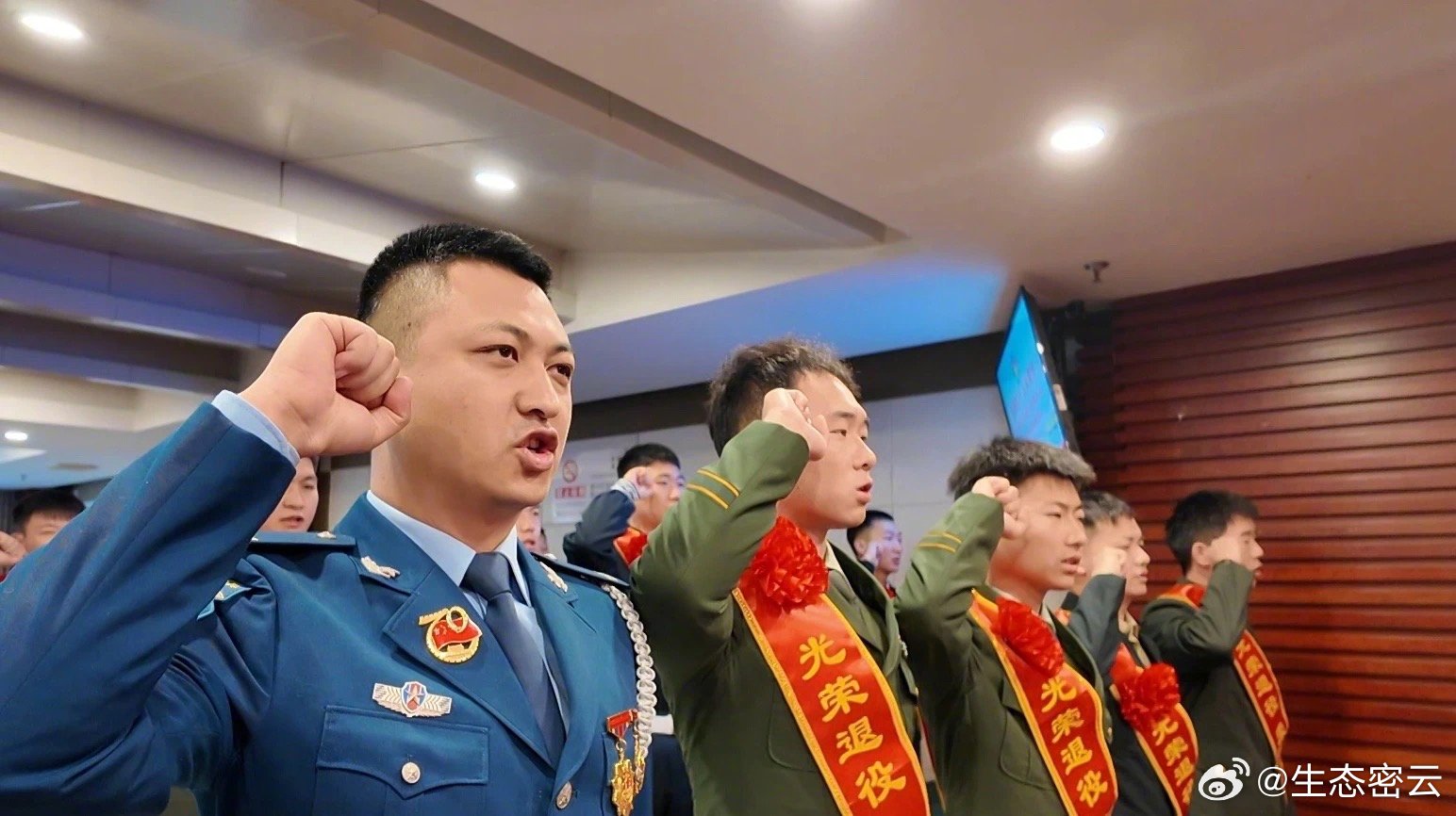 架年为王，兵服资历与智慧并重，架年为王，资历智慧并重，兵服显英雄本色