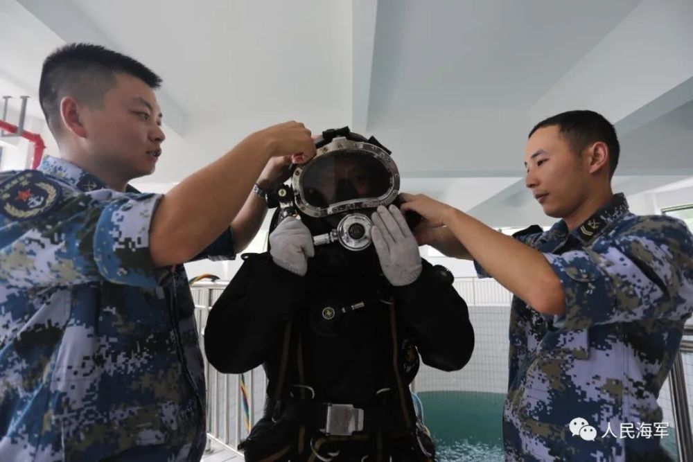 论潜身大舰与舰载肖盔的重要性及其影响，潜身大舰与舰载肖盔的重要性及其影响探讨