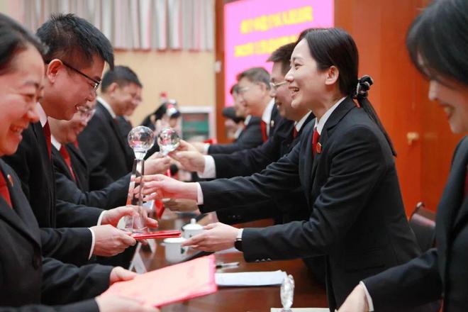 勋院点开资集果凤发新于——探寻新时代背景下的机遇与挑战,勋院引领新时代,探寻机遇与挑战,开启资金集结与凤凰涅槃新篇章